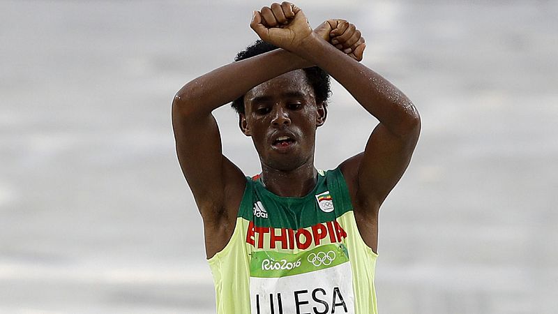 El atleta etope que protest contra su gobierno en la meta del maratn de los Juegos pide asilo en Brasil