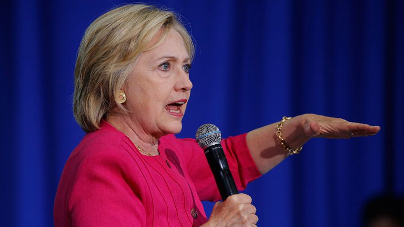El FBI descubre 15.000 nuevos documentos sobre el caso de los correos electrónicos de Clinton