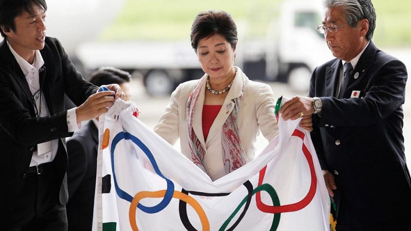 La bandera olímpica llega a Tokio, ciudad que acogerá los Juegos de 2020