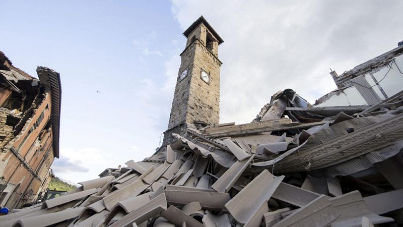 El alcalde de Amatrice: "Hay voces bajo los escombros, tenemos que salvar a esa gente"