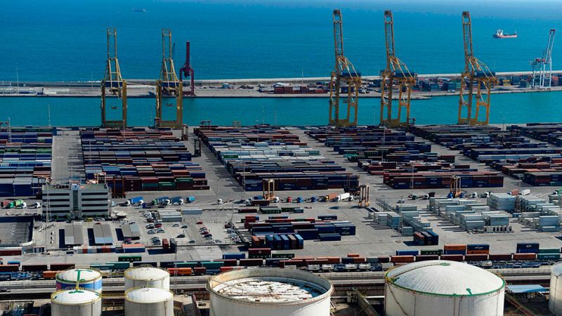 La economía española creció entre abril y junio un 0,8% respecto al primer trimestre, una décima más de lo esperado