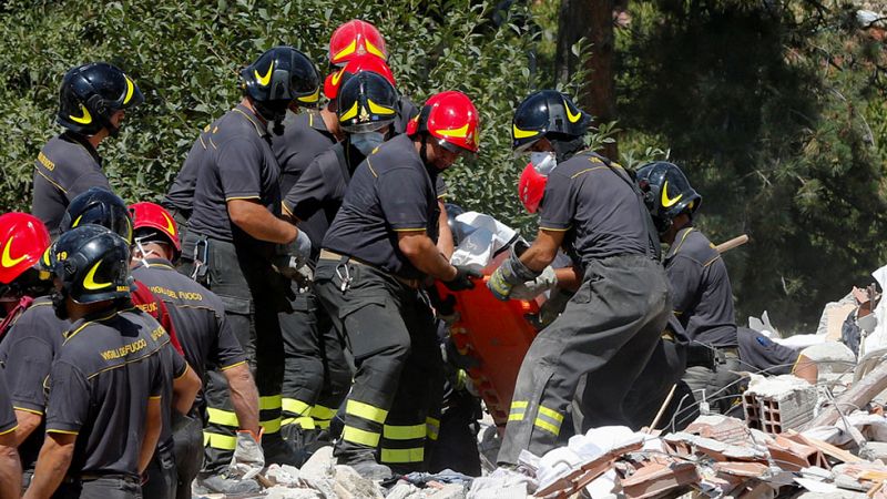 Los equipos de rescate buscan a los desaparecidos mientras la tierra sigue temblando en Italia
