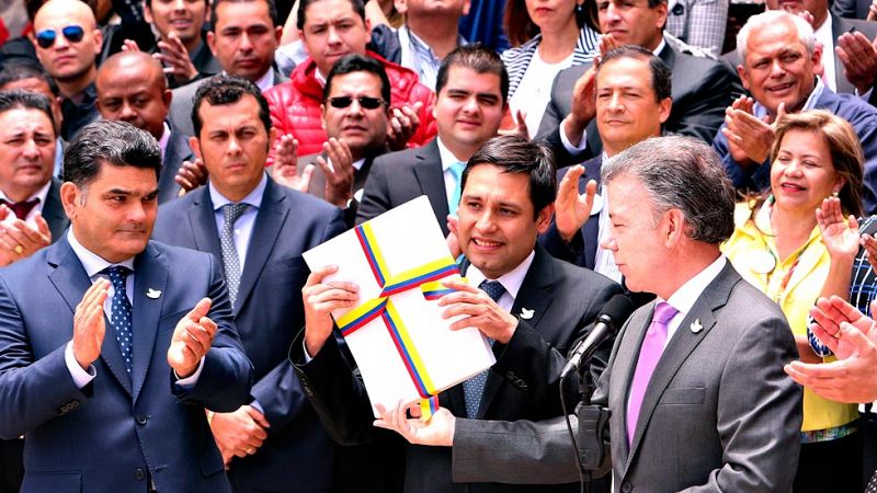 El presidente de Colombia ordena el alto el fuego definitivo con las FARC y pone fin a 52 años de conflicto