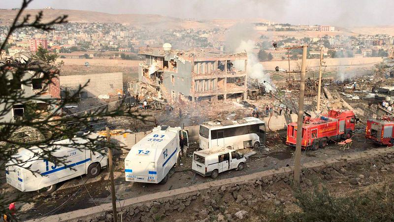 Al menos 11 muertos y casi un centenar de heridos en un atentado con coche bomba en Turquía