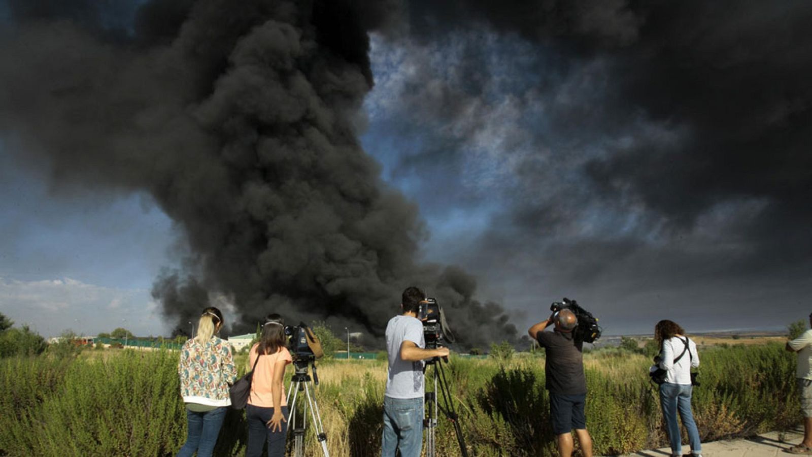 Un incendio en una planta de reciclaje clausurada en Guadalajara provoca una columna de humo tóxico