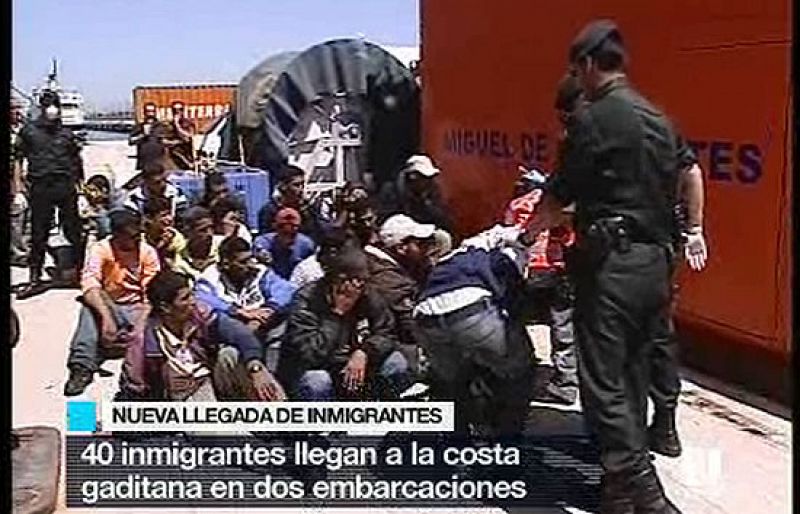 Localizan a 45 inmigrantes en la costa de Tarifa, siete de ellos en una colchoneta de playa