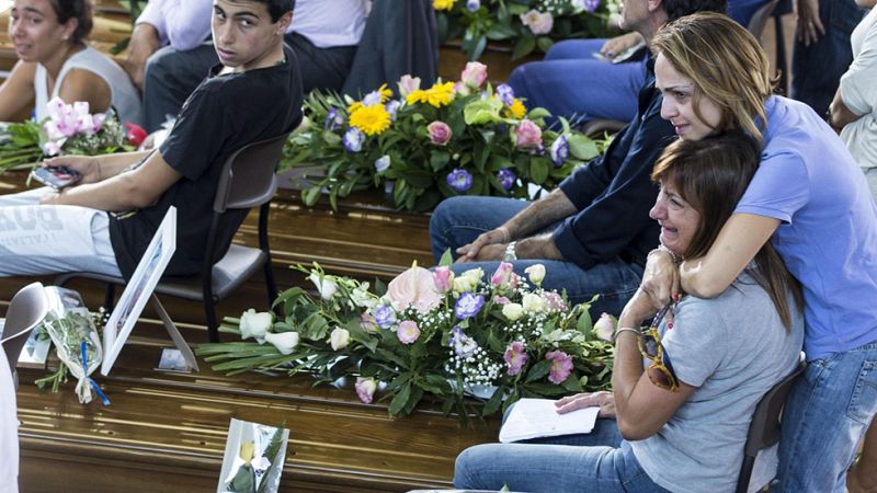 Mattarella y Renzi asisten al funeral por las víctimas del terremoto en Italia, que ascienden a 290 muertos