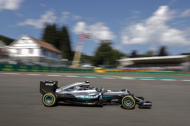 Rosberg logra la pole en Spa