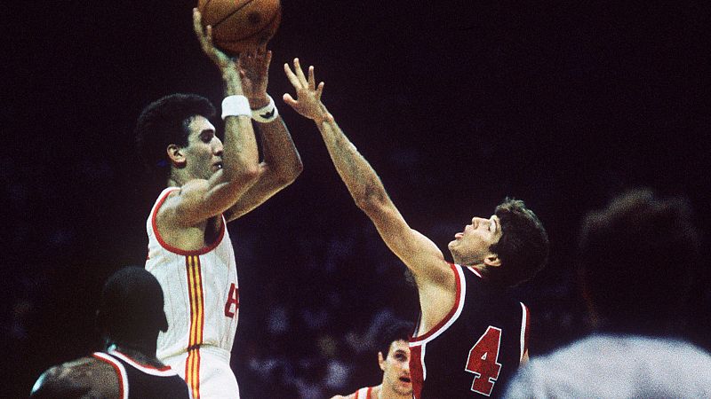 Epi ingresa en el salón de la fama de la FIBA