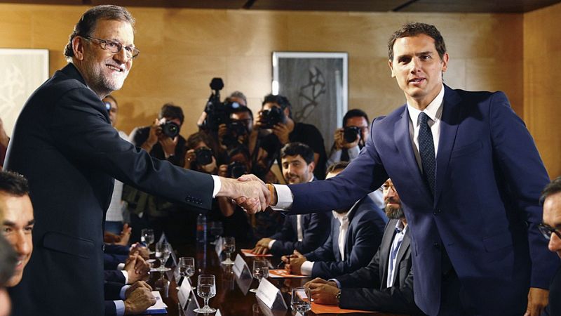 PP y Ciudadanos firman en el Congreso un acuerdo de 150 medidas para la investidura de Rajoy