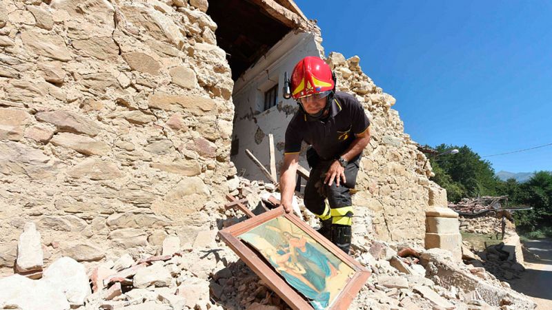 Italia busca cadáveres entre los escombros sin la esperanza de encontrar más supervivientes