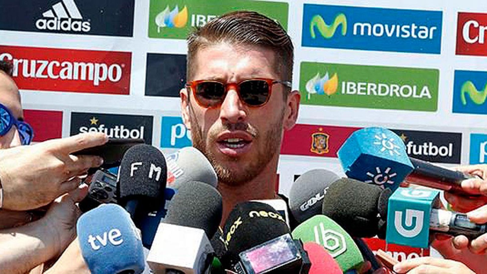 Sergio Ramos: "A todos nos sorprende la ausencia de Casillas" | Ver