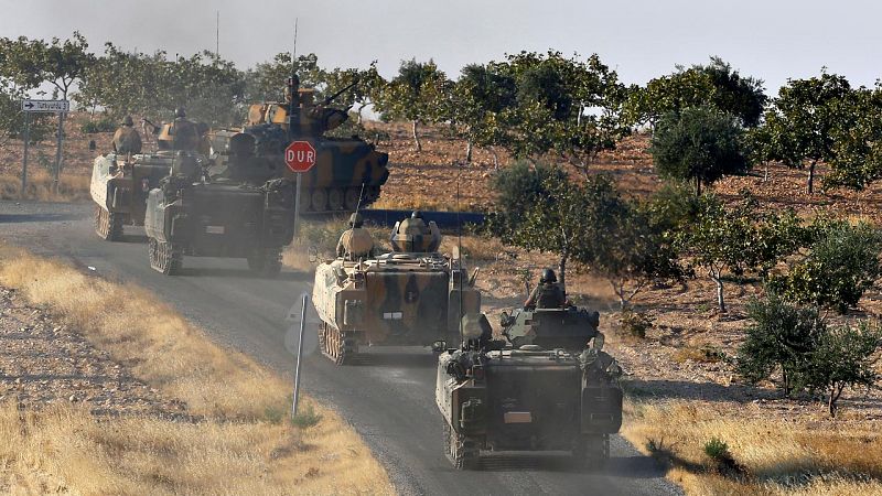 Turquía mantiene su ofensiva en el norte de Siria pese a los reproches de Estados Unidos
