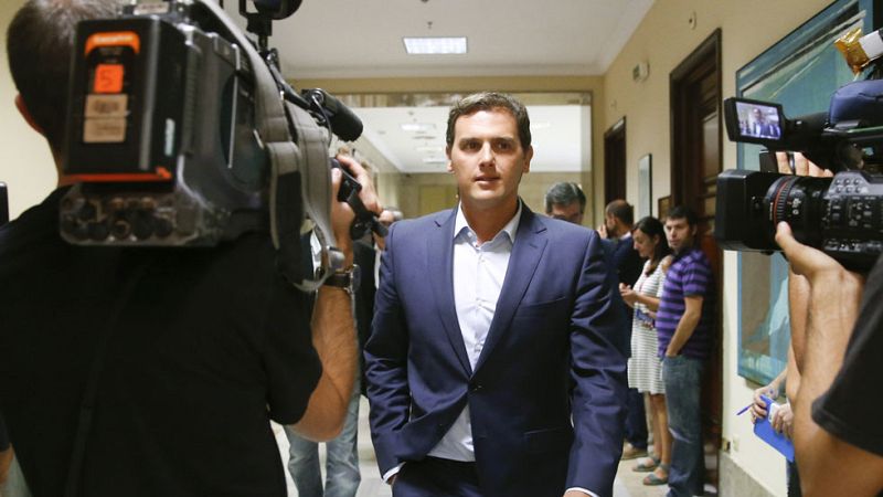 Rivera afirma que él no "tira la toalla" como Rajoy e intentará hasta el viernes que el PSOE facilite la investidura