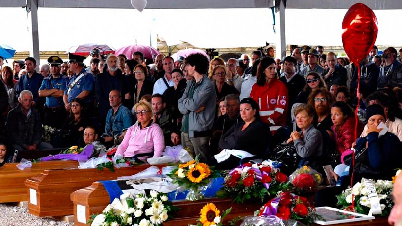 Italia despide con un funeral de Estado a las casi 300 víctimas del terremoto