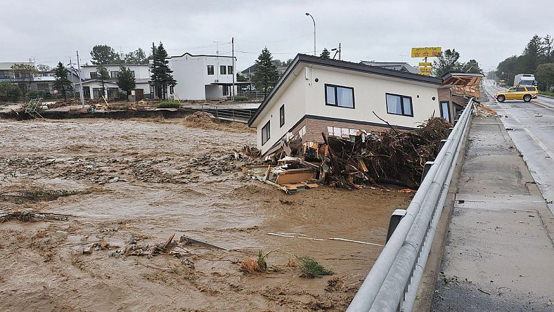 El tifón Lionrock deja graves inundaciones y una decena de muertos en Japón