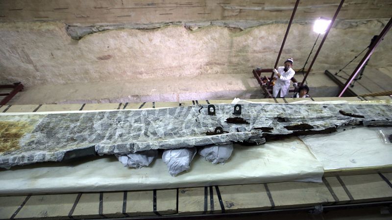 Arqueólogos japoneses y egipcios hallan unas piezas de madera "únicas" de una de las barcas solares de Keops