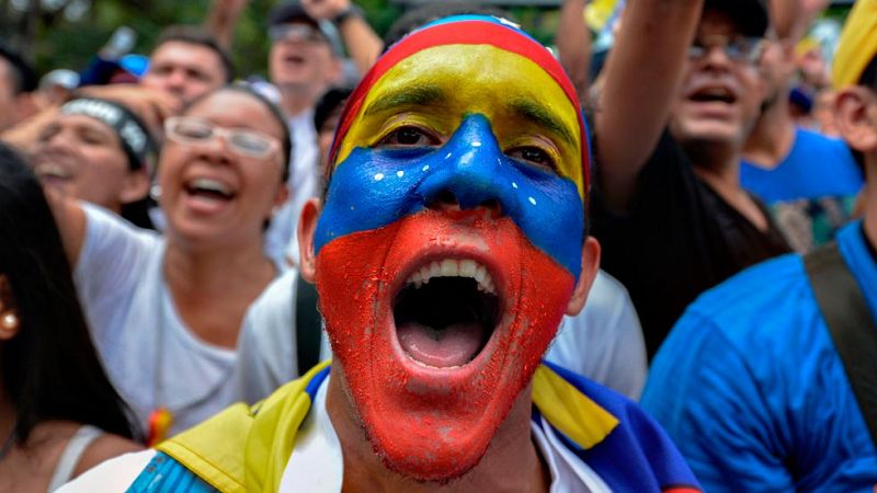 Miles de opositores exigen en las calles de Caracas una fecha para el revocatorio de Maduro