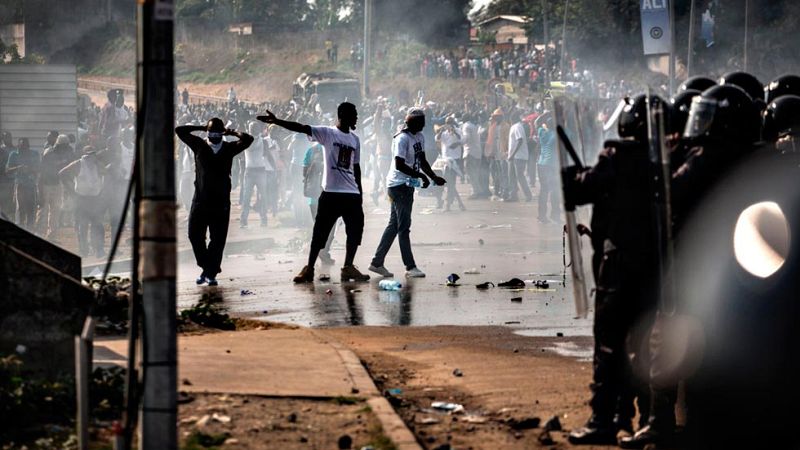 Incendian el Parlamento de Gabón en una ola de disturbios tras la polémica reelección de Ali Bongo