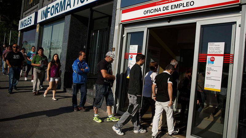 El número de parados registrados subió en 14.435 personas en agosto y el total quedó en 3.697.496