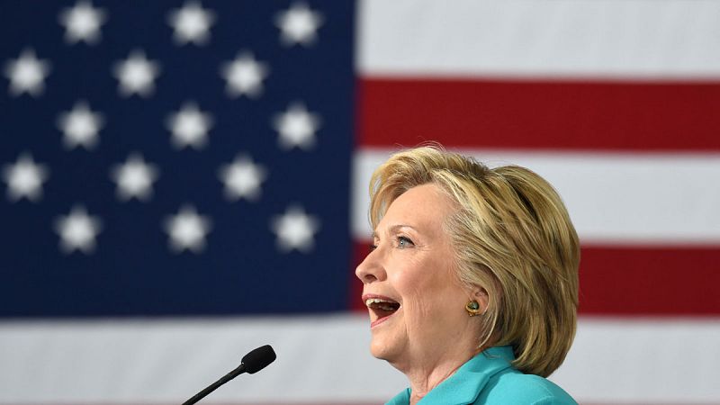 El FBI revela que Hillary Clinton usó un martillo para deshacerse de móviles con correos