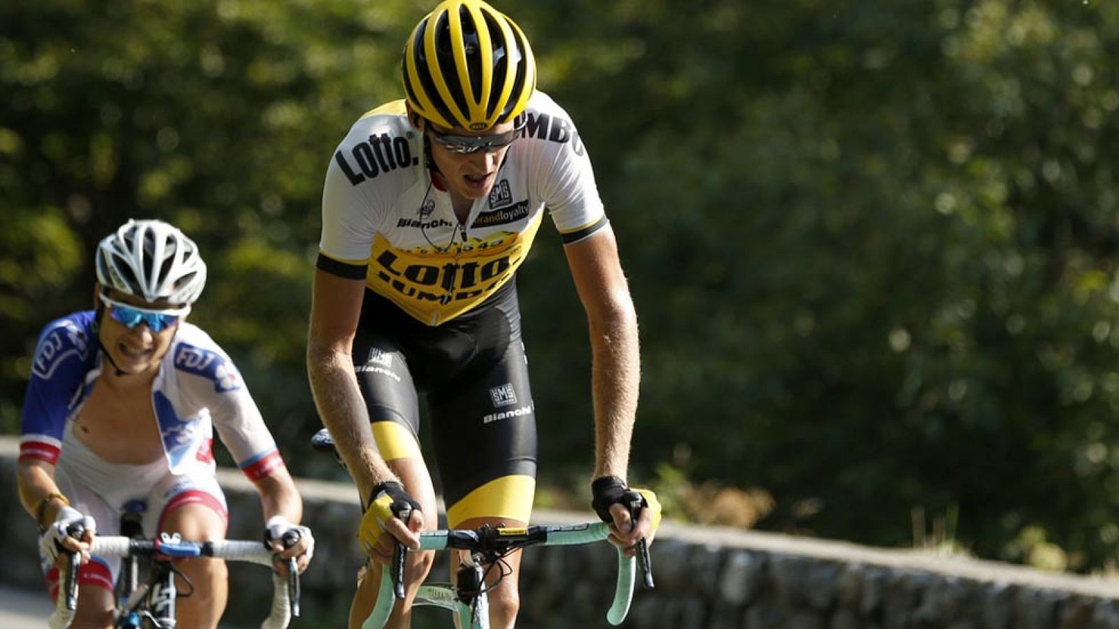 Robert Gesink gana en una espectacular etapa reina