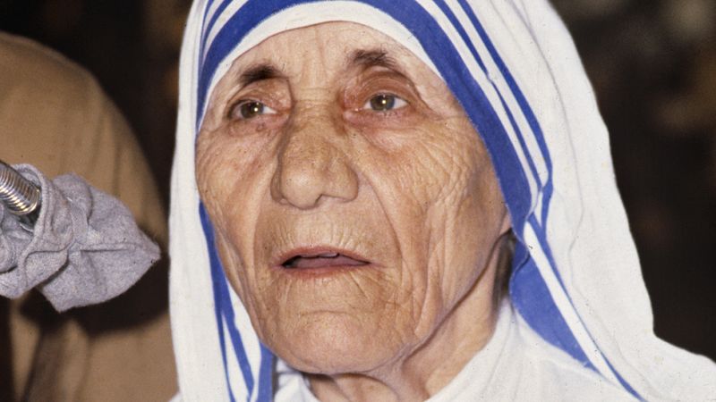 Teresa de Calcuta, la santa de la caridad, de los pobres y de las alcantarillas