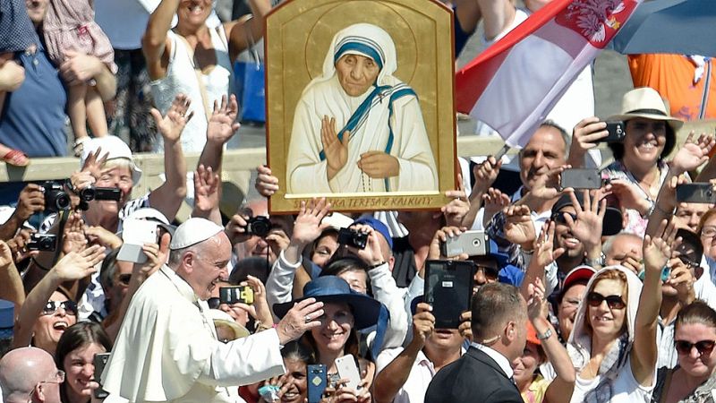 El papa Francisco proclama santa a la madre Teresa de Calcuta ante miles de fieles