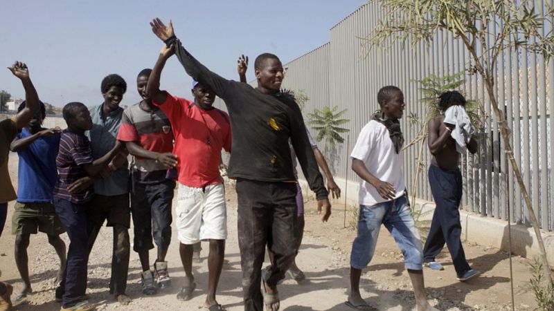 Más de un centenar de inmigrantes entran en Melilla en un salto masivo a la valla desde Marruecos