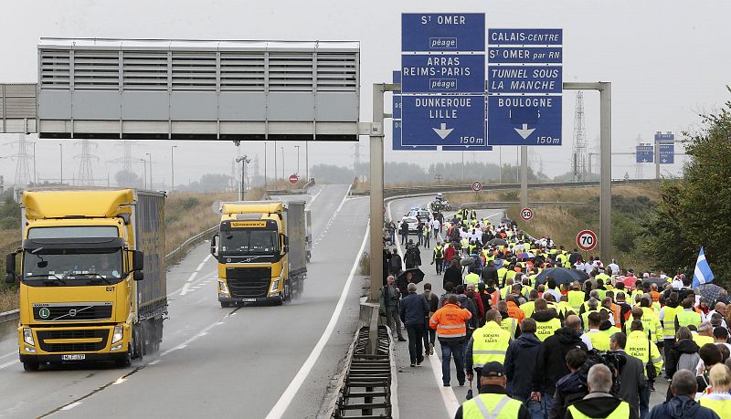 Transportistas y comerciantes bloquean Calais contra su jungla de inmigrantes