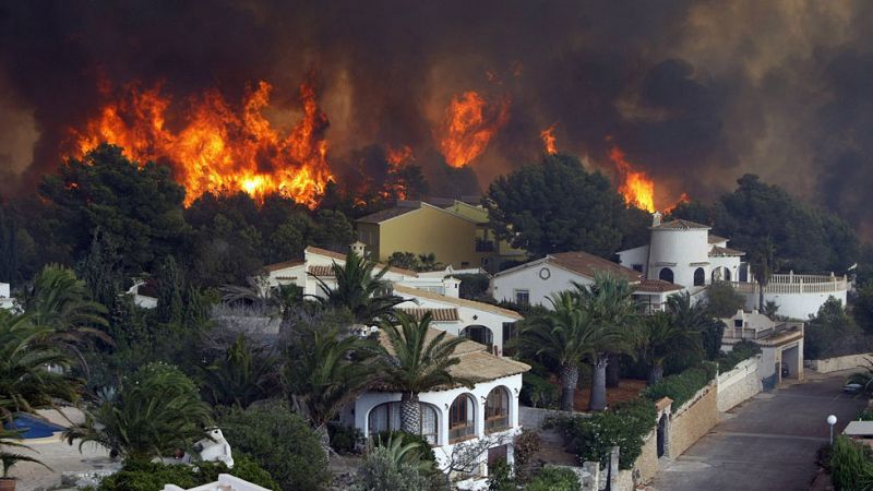 El incendio de Alicante mantiene a 1.400 personas desalojadas tras quemar varios chalEl incendio de Alicante mantiene a 1.400 personas desalojadas tras quemar varios chalés