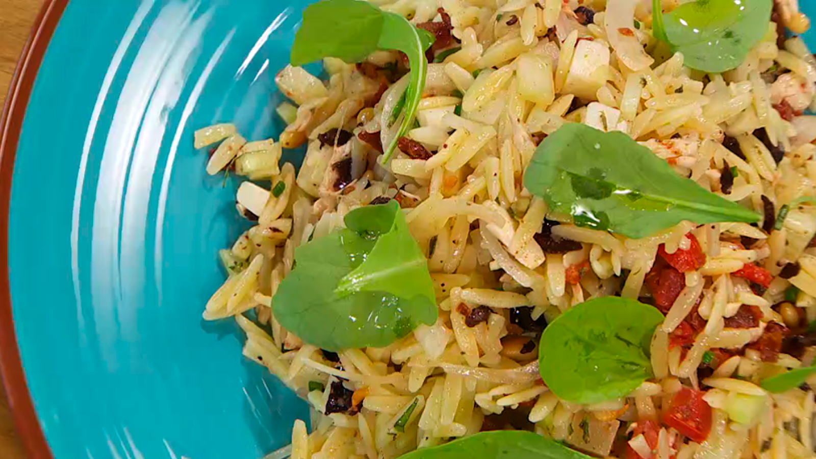 Pasta de orzo con tomate seco, aceibunas y bonito