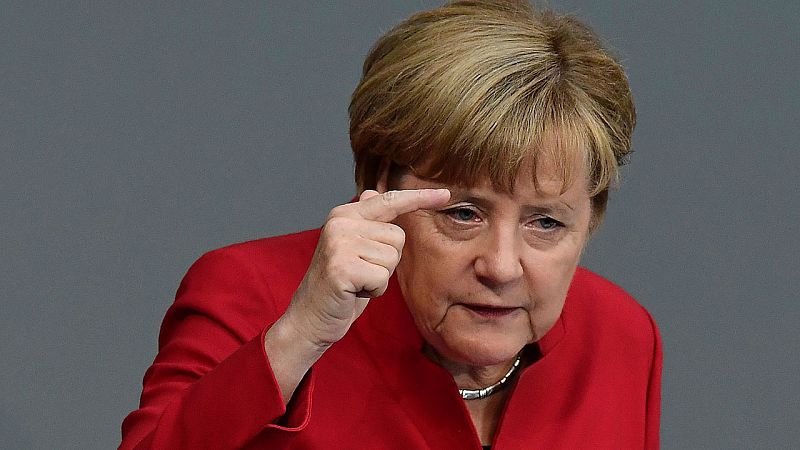 Merkel pide unidad a todo el Parlamento para combatir el populismo de derechas