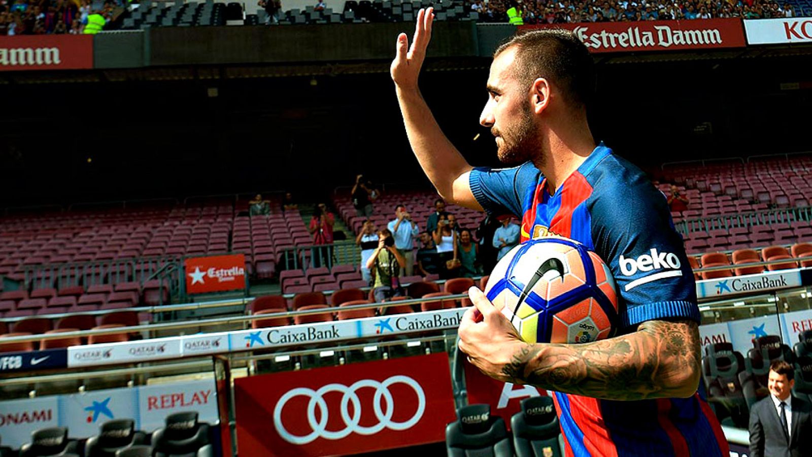 El nuevo delantero del FC Barcelona Paco Alcácer ha asegurado este jueves que es "muy bonito" poder estar al lado de Luis Suárez, Leo Messi y Neymar porque le servirá para "aprender tanto deportivamente como personalmente" y que llega preparado para