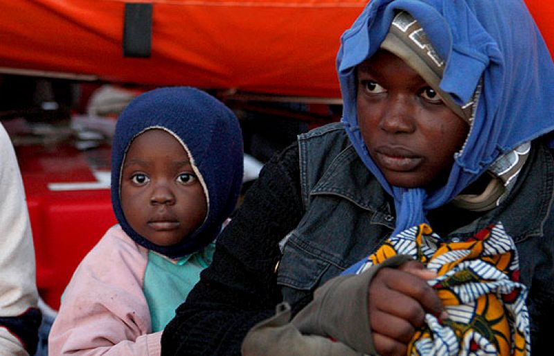 Llega a Motril una patera con 76 inmigrantes subsaharianos, ocho de ellos bebés