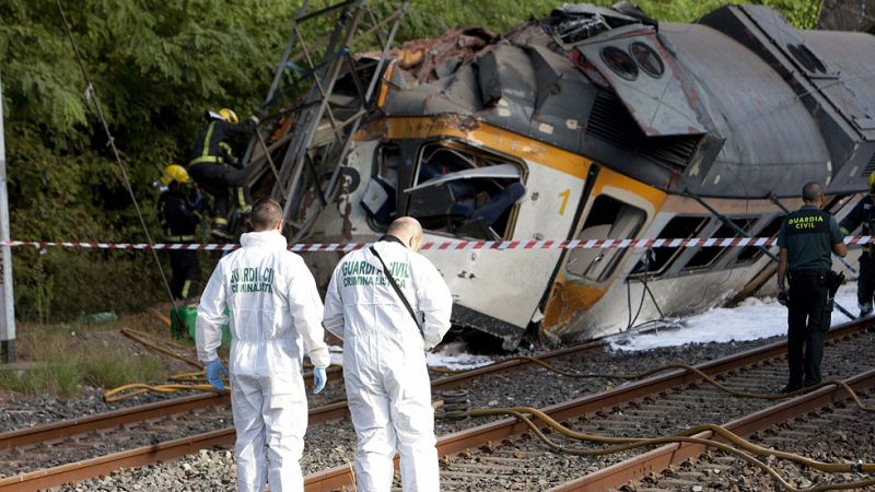 Cuatro muertos y medio centenar de heridos tras descarrilar un tren en O Porriño, Pontevedra