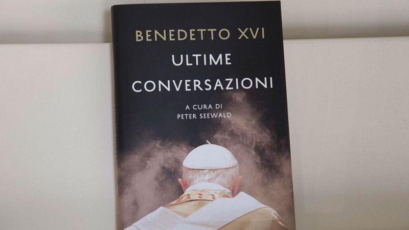 Benedicto XVI asegura en un libro que su renuncia al papado no obedeció a presiones