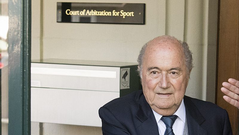La FIFA investiga a Blatter por corrupción y sobornos