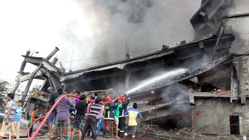 Al menos 23 muertos y 70 heridos en un incendio de una fábrica textil en Bangladesh