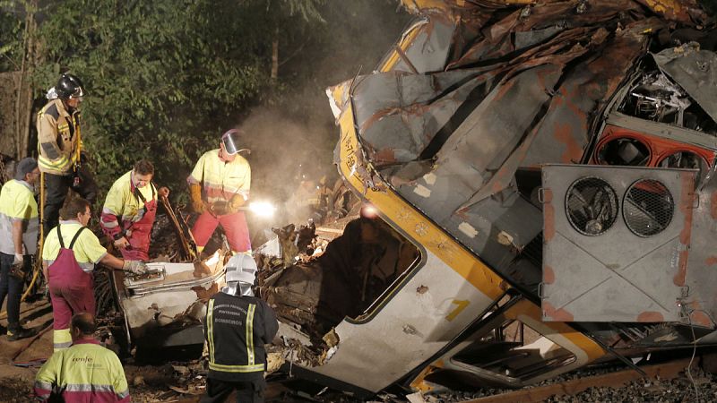 Retiran de la vía el tren accidentado en Pontevedra mientras prosigue la investigación