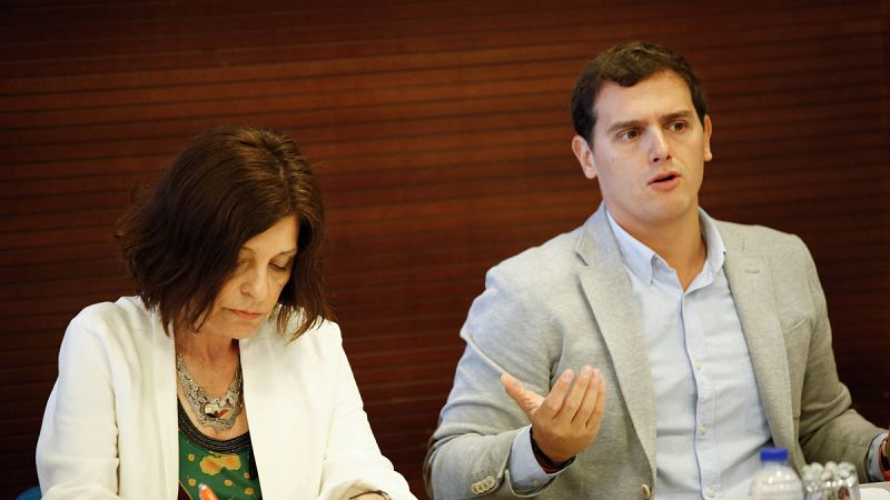 Rivera asegura que es imposible que "44 partidos se pongan de acuerdo" y pide a Snchez que "recapacite"