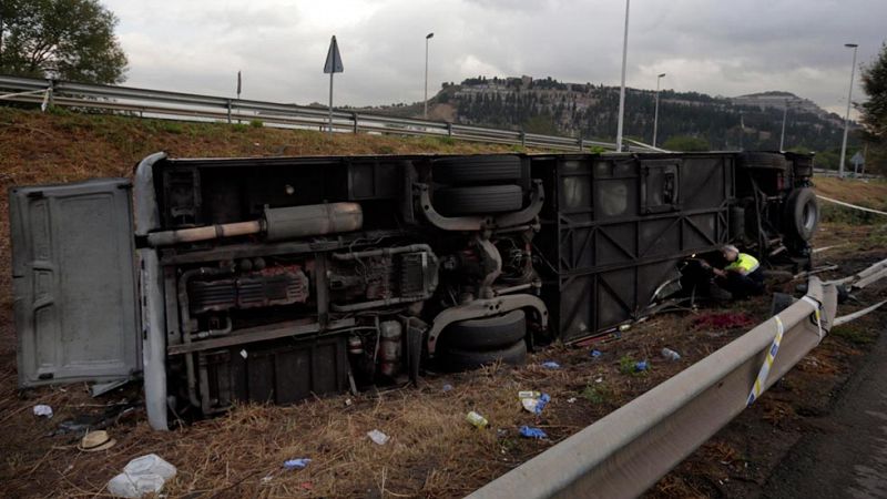 Un autocar con turistas de diferentes nacionalidades vuelca en Barcelona y causa 24 heridos, tres graves