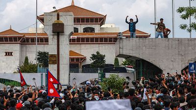 Violentas protestas en Nepal contra la corrupción y el veto de redes sociales se saldan con 19 muertos y 340 heridos
