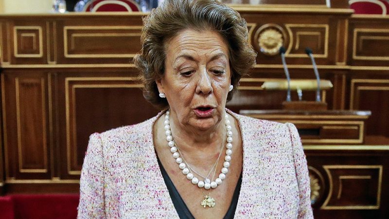 La oposición califica de "indecencia" y "jeta" la renuncia de Barberá, que solo satisface a Ciudadanos