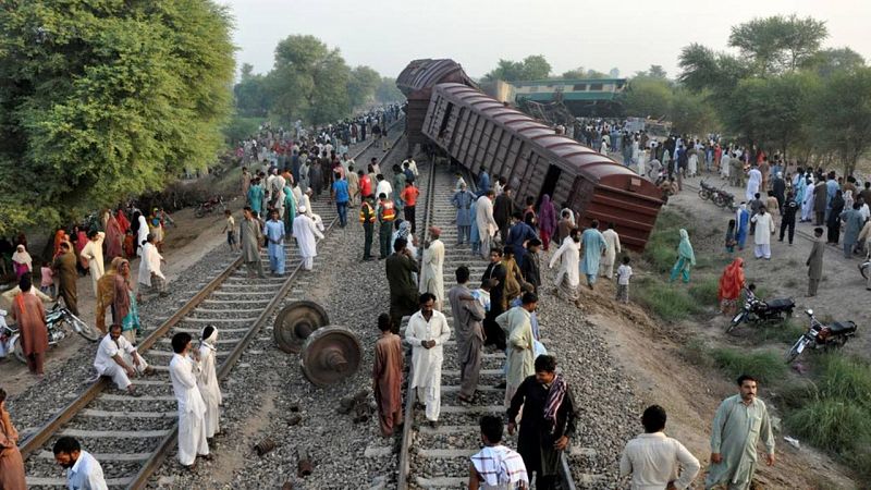 Al menos seis muertos y 150 heridos tras una colisión de trenes en Pakistán