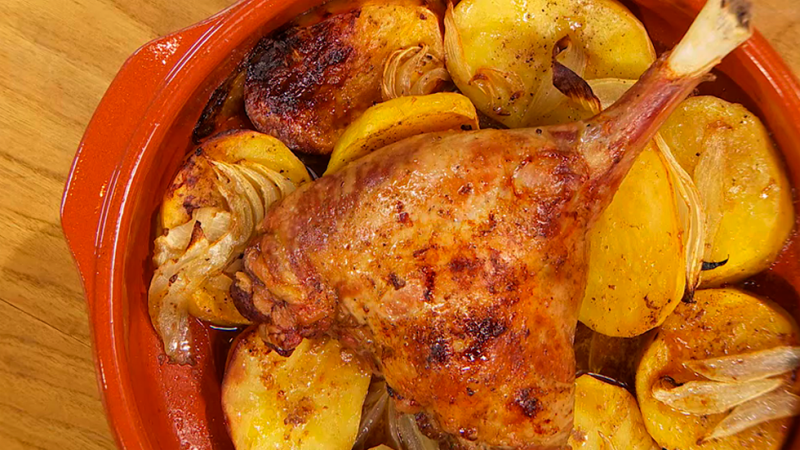 Receta de pierna de cordero con oporto, pasas y pi�ones