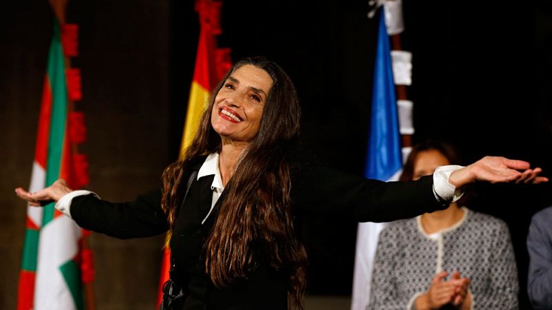 Ángela Molina recibe el premio Nacional de Cinematografía entonando a Aute para pedir más cine