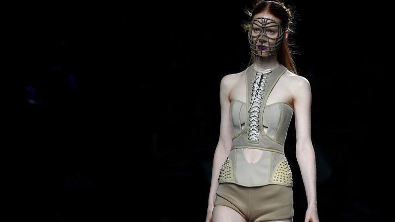 Maya Hansen convierte la pasarela en una pista de patinaje