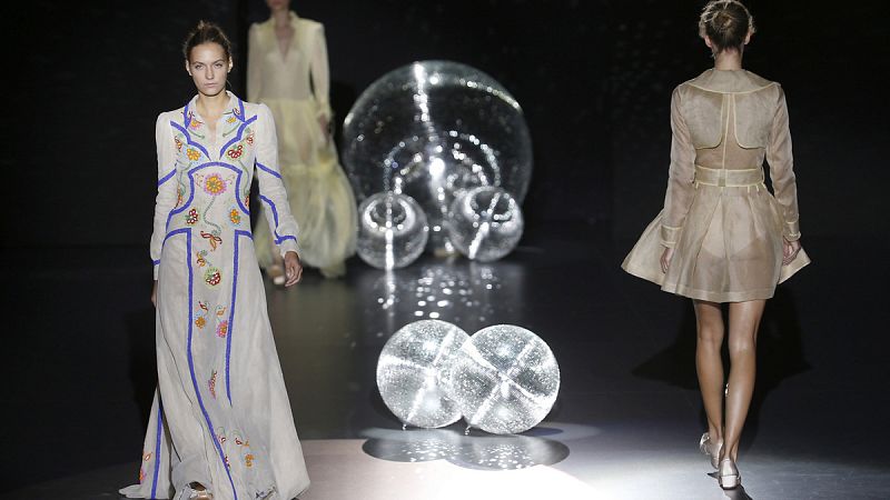 Teresa Helbig deslumbra con una maravillosa colección