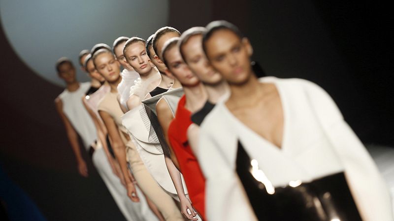 Amaya Arzuaga revisa 20 años de moda sobre la pasarela